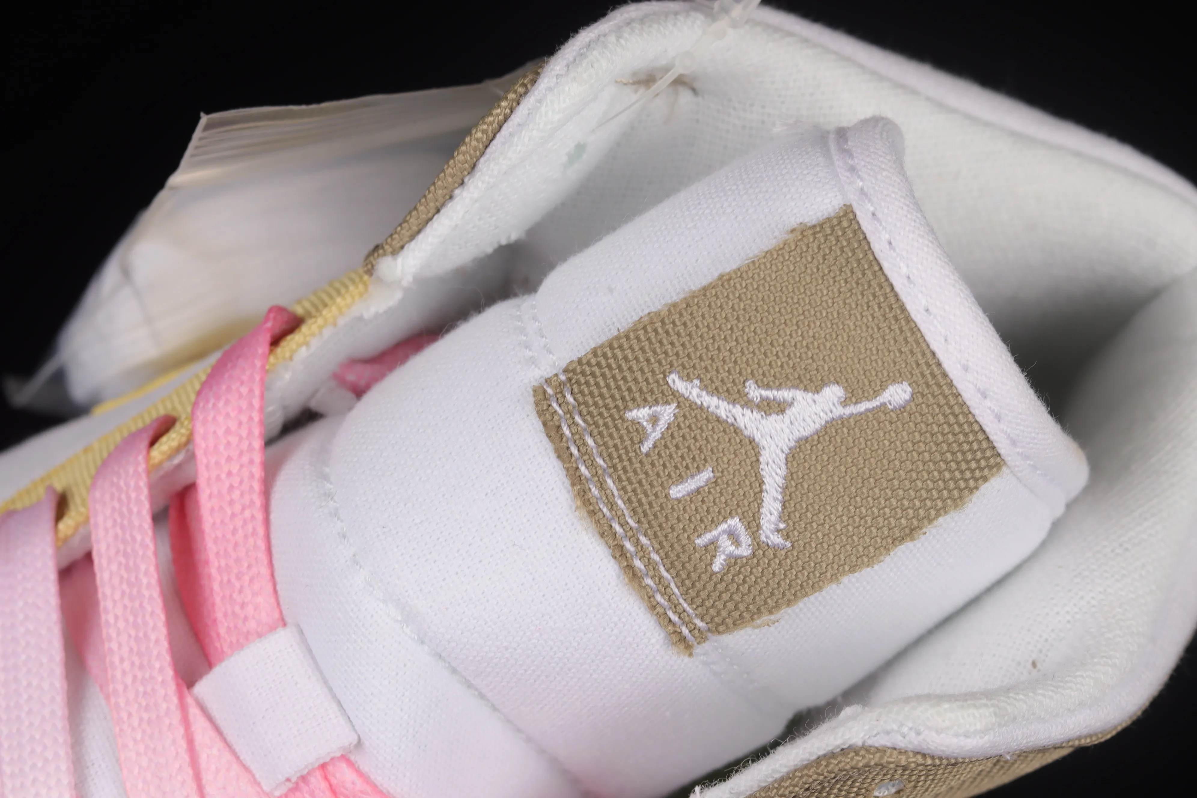 All categories Air Jordan Jordan series basketball shoes Air Jordan 1 Mid Air Jordan 1 Mid AJ1 candy powder Zhongbang basketball shoes DJ0338-100